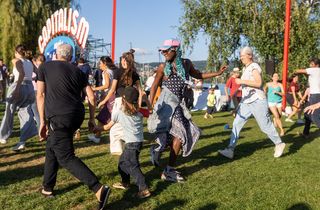Bewegt ins Festival starten